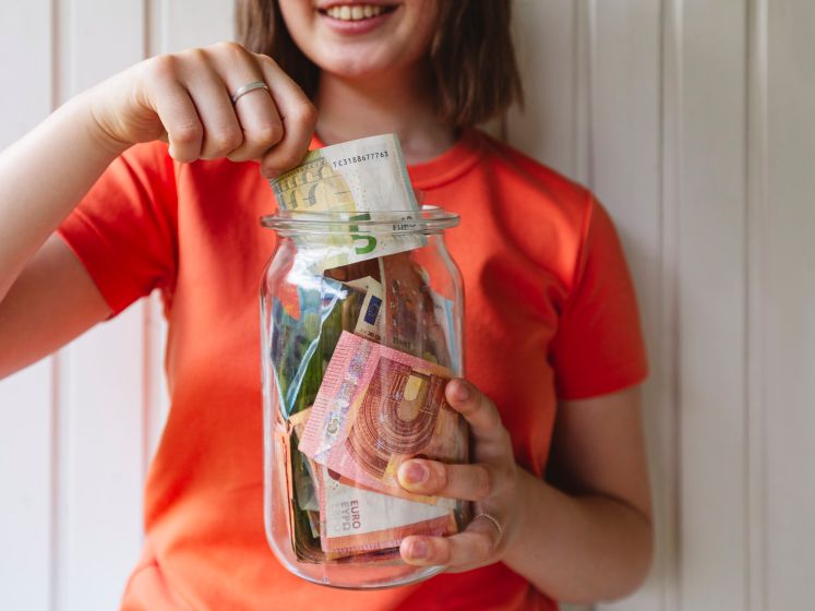 Aidez vos enfants au niveau financier: comment rentabiliser de manière optimale l’argent perçu via un job d'étudiant ou l’argent de poche?