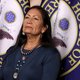 Deb Haaland treedt toe tot kabinet-Biden en belooft de boel op stelten te zetten