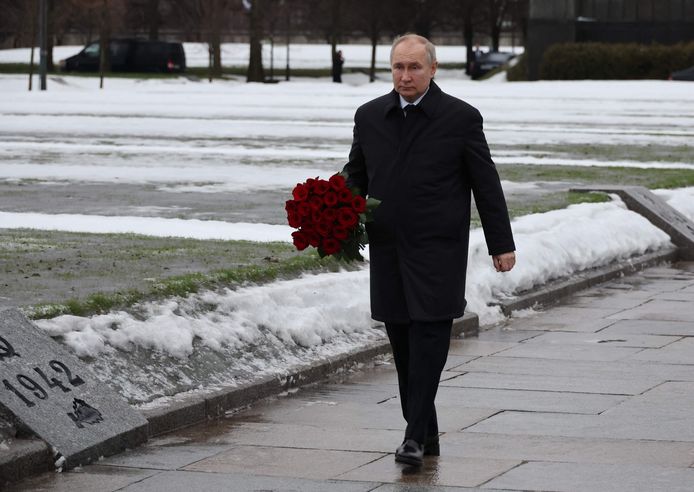Poetin legt bloemen op een herdenkingsbegraafplaats van de Tweede Wereldoorlog in Sint-Petersburg.