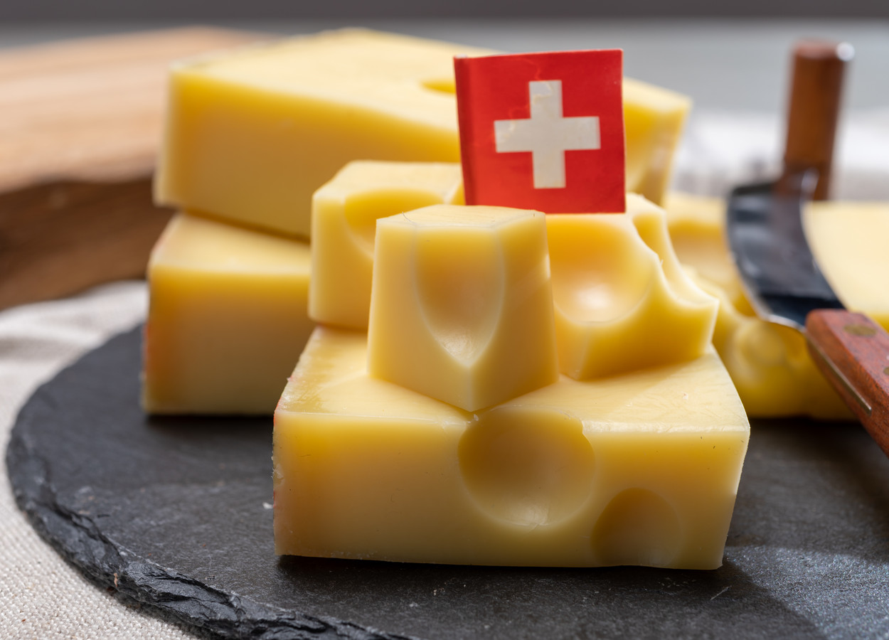 Waarom Emmentaler geen beschermde kaas is en Edammer wel | Foto ...