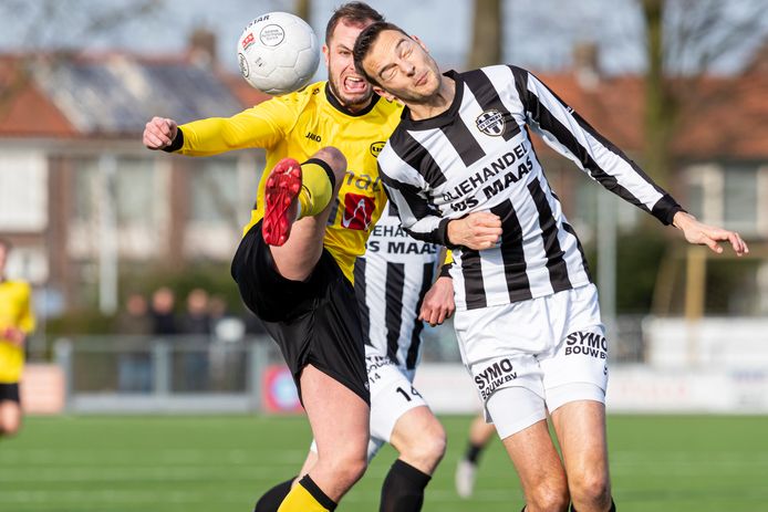 ED20220213-0015 Velhoven UNA tegen Gemert Speler Nick Tielemans van UNA en Bram Jacobs