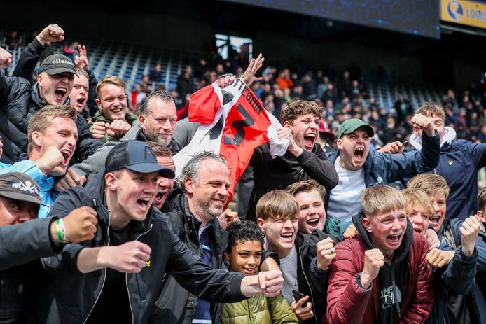 Supporters van Feyenoord vieren de overwinning tijdens de play-offs finale Conference League wedstrijd tussen Feyenoord en FC Utrecht in de Kuip op 23 mei 2021 in Rotterdam, Nederland.