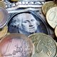 Dat de euro nog maar een schamele 1 dollar waard is, is meer een last dan een lust