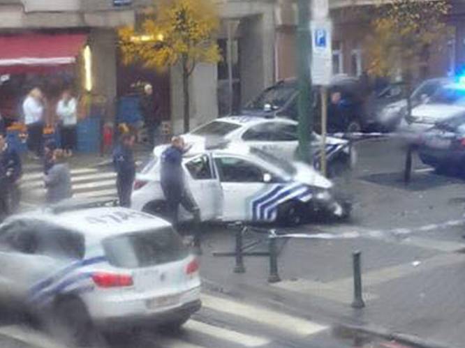 Politiewagen slipt en crasht tegen flitspaal in Molenbeek: vier agenten lichtgewond