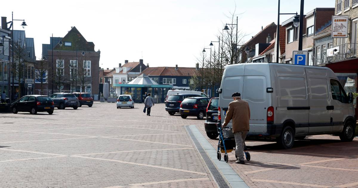 Nieuwe centrum van Oostburg is klaar, maar handhavers hebben het razend