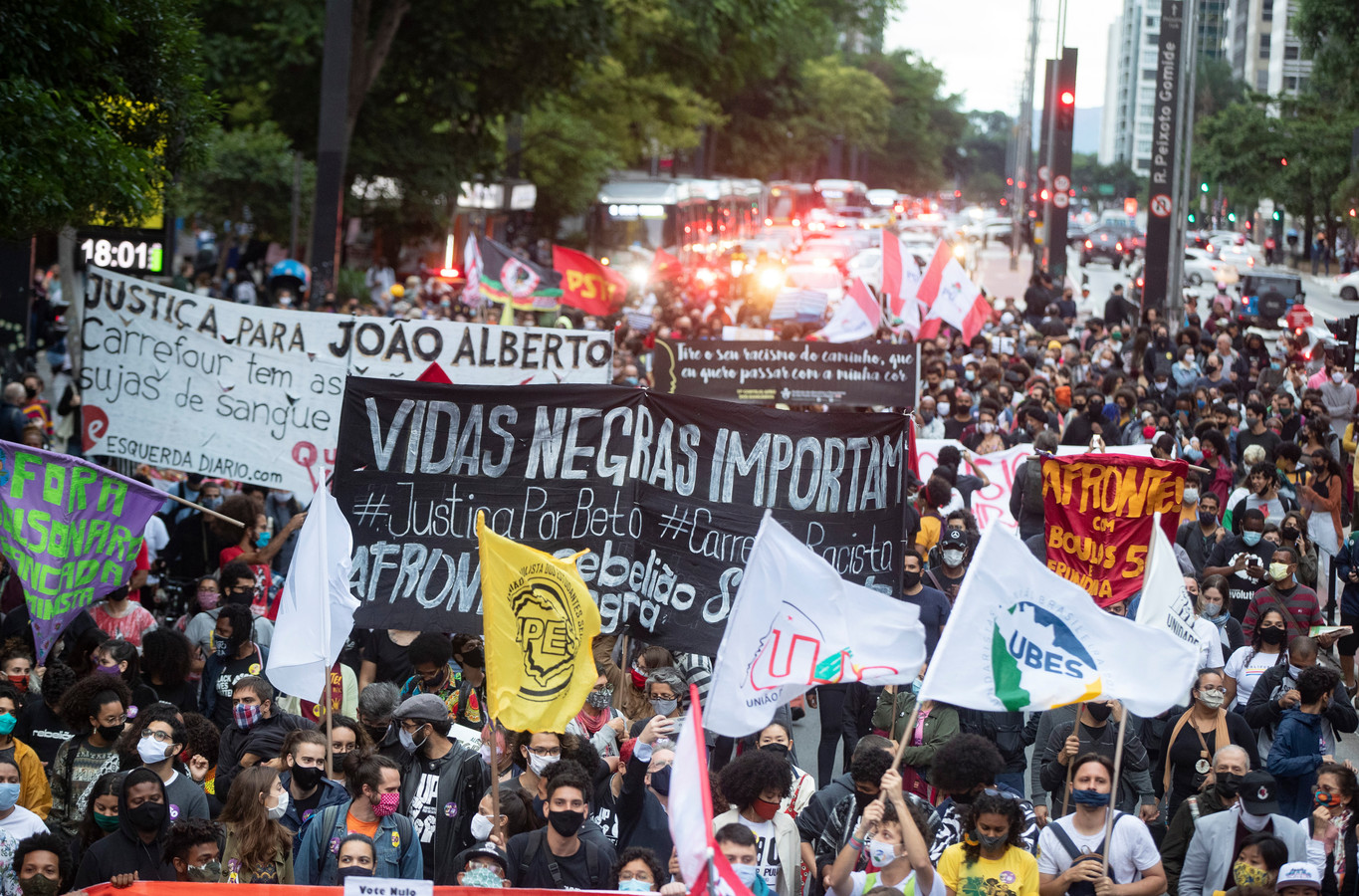 Betogers in de Braziliaanse stad São Paulo protesteren tegen de gewelddadige dood van een zwarte man donderdag in Porto Alegre.