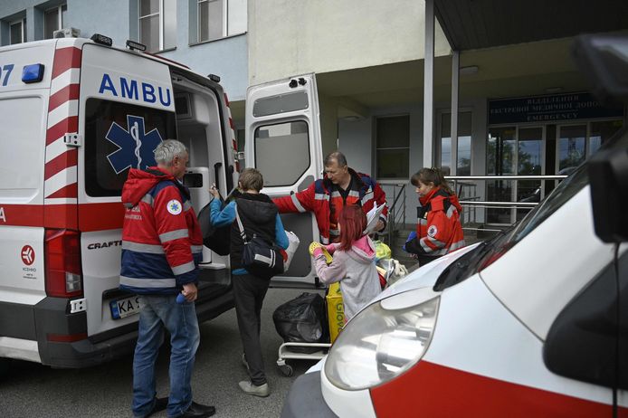 Patiënten worden geëvacueerd uit een ziekenhuis in hoofdstad Kiev uit angst voor een Russische aanval. (26/04/24)