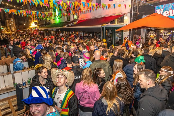 Carnaval mag ook in Zwolle. Maar zonder tent en een aantal horecazaken dat niet mee doet, is een overvolle Voorstraat het gevolg. Hier moest men zaterdagavond geduldig in de rij staan.