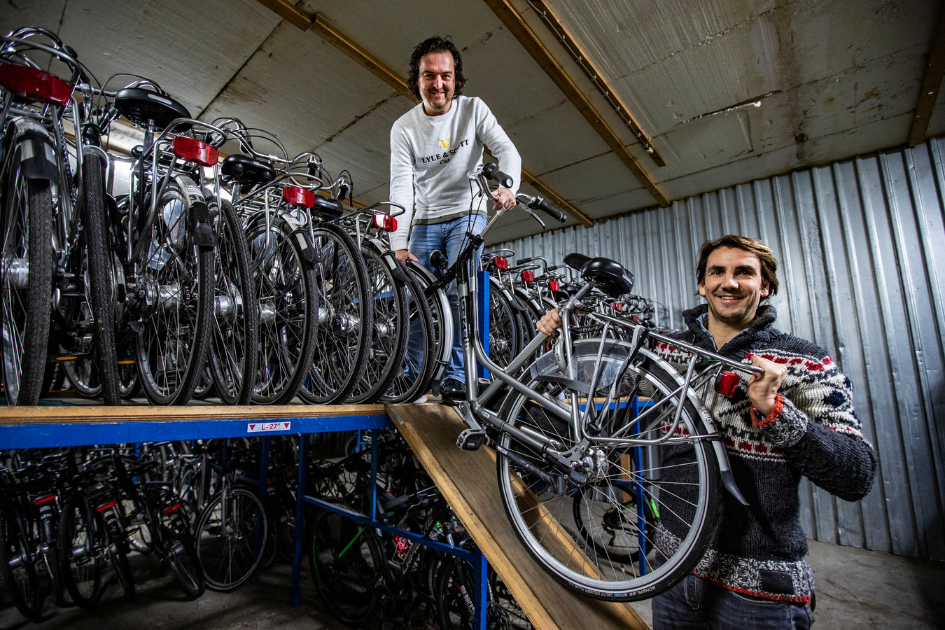 Laurens-Jan Stam (rechts) en Robert Oolbekkink nemen per februari 2021 het fietsverhuurbedrijf van vader Jan Stam over.