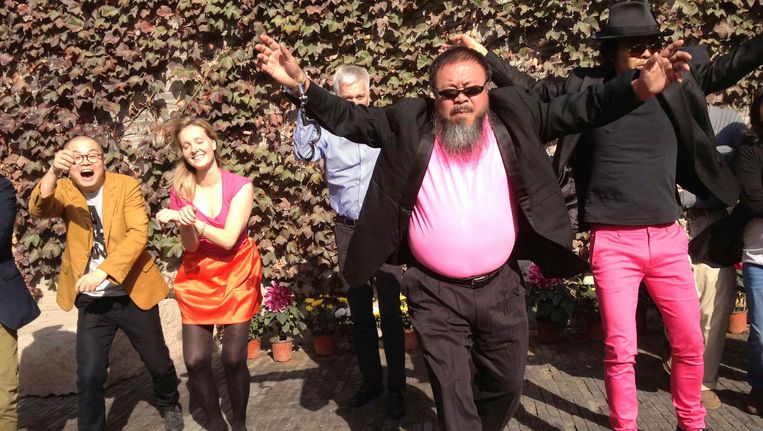 Ai Weiwei doet met vrienden 'Gangnam Style' na. Beeld REUTERS