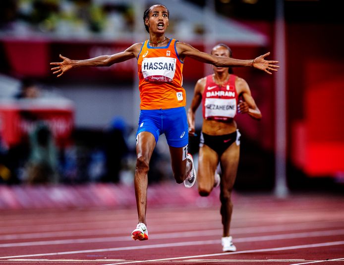 Sifan Hassan komt als eerste over de finish op de Olympische 10 kilometer.