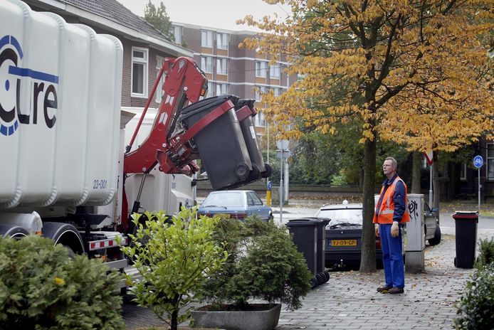 Nieuw type   vuilniswagen van Cure  Centrum Uitvoering Reinigingstaken Eindhoven tilt de containers van de stoep.