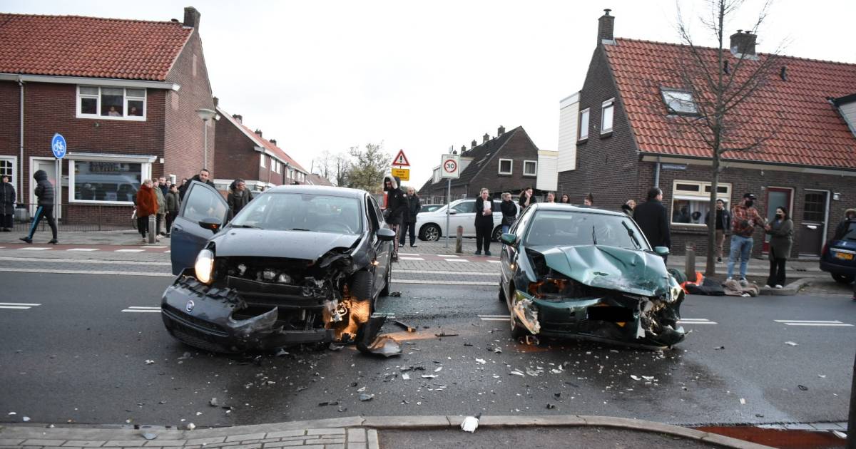 Aanrijding in Almelo: 1 gewonde met spoed naar ziekenhuis.