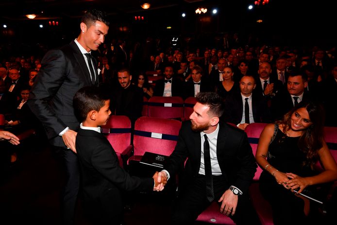 Oktober 2017 in Londen op de FIFA awards voor beste speler: Messi schudt Cristiano Jr. de hand.