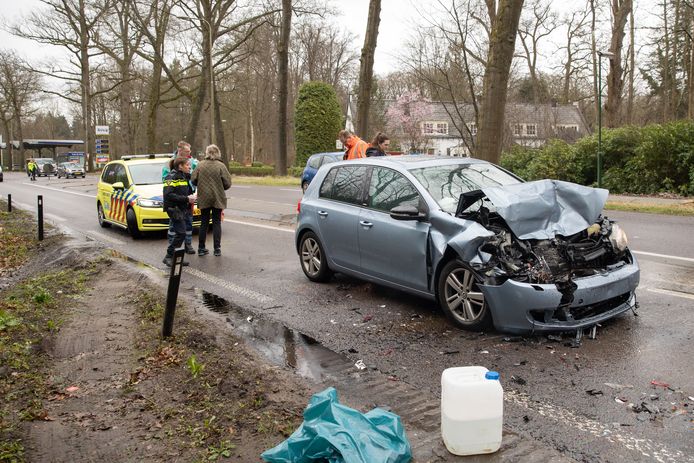 De auto’s raakten zwaar beschadigd.
