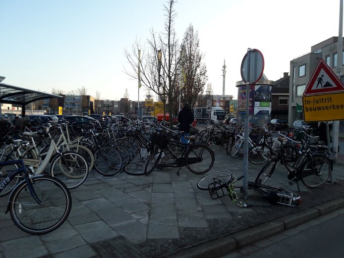 Niet elke fiets kan keurig in een rek bij het NS-station van Rijssen.