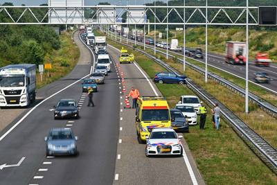 Auto in vangrail bij A58 bij Ulvenhout