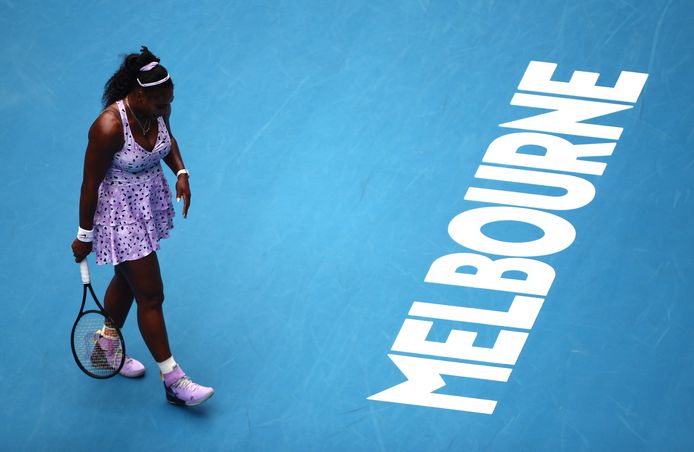 Serena Williams buigt het hoofd na haar nederlaag tegen de Chinese Wang op de Australian Open.