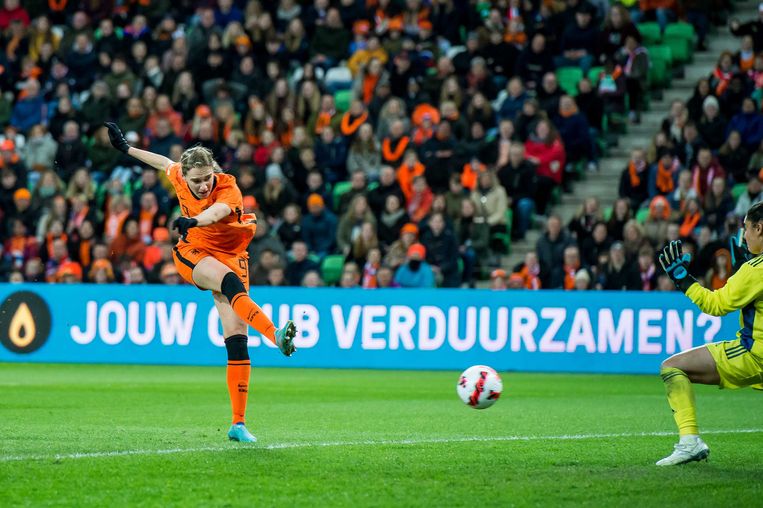 Vivianne Miedema scoort de 4-0 tijdens de WK-Kwalificatie wedstrijd tussen Nederland en Cyprus. Beeld ANP