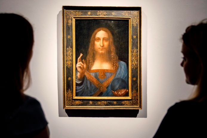 Medewerkers van veilinghuis Christie's bij het schilderij van Leonardo Da Vinci, Salvator Mundi.