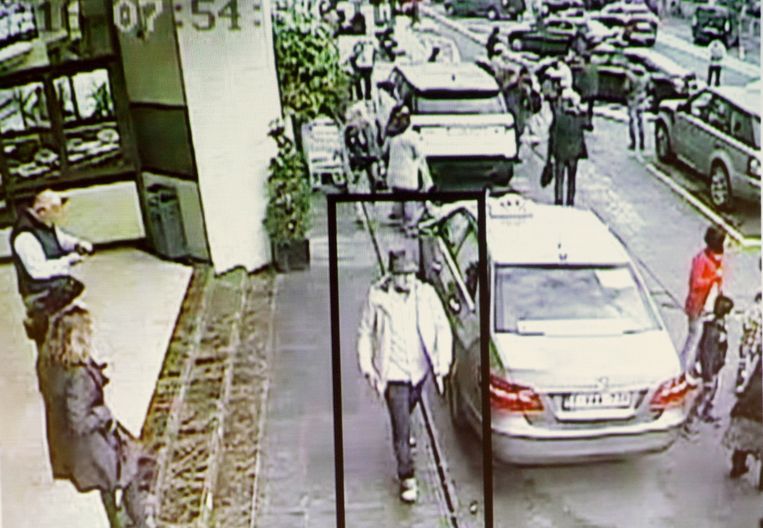 Mohamed Abrini, ‘de man met het hoedje’, wandelt na de explosies terug van   Zaventem naar Brussel. Twee weken later werd hij opgepakt in Anderlecht. 

 Beeld REUTERS