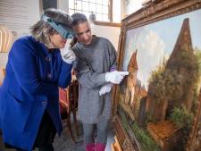 Gerestaureerd schilderij van Rijnpoort is terug in Stadsmuseum Rhenen: ‘Ineens kwam er een molentje tevoorschijn’