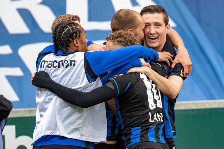 Club Brugge-speler Hans Vanaken viert na een doelpunt tegen Antwerp. Beeld BELGA