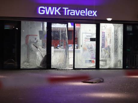 Geldwisselkantoor op station Delft zwaar beschadigd door explosie