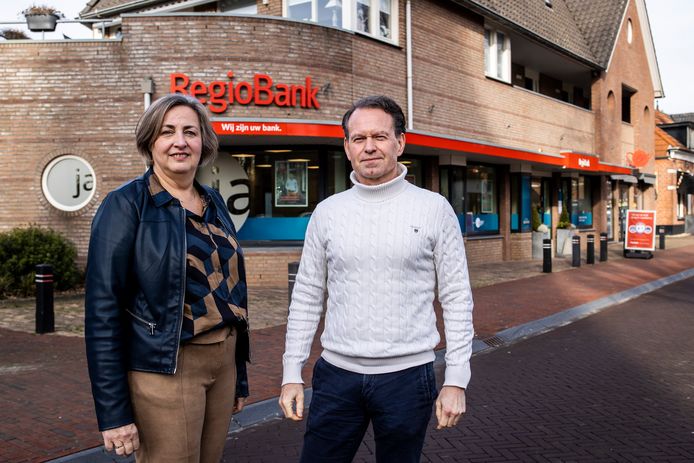 Al vijf jaar is RegioBank in Wierden een vaste plek voor bankzaken. Ilse Lesscher en Erik Jager voor de Regiobank in Wierden.
