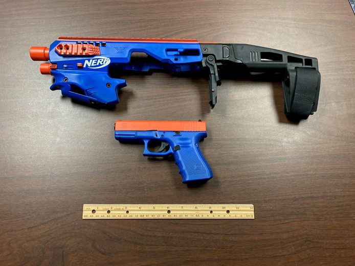 Eeuwigdurend Pelagisch Ontoegankelijk Als Nerf-speelgoedwapen verhuld pistool in beslag genomen bij drugsraid |  Buitenland | hln.be
