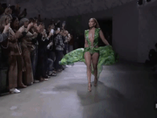 Jennifer Lopez fait sensation au défilé Versace dans la robe qu’elle portait il y a 19 ans