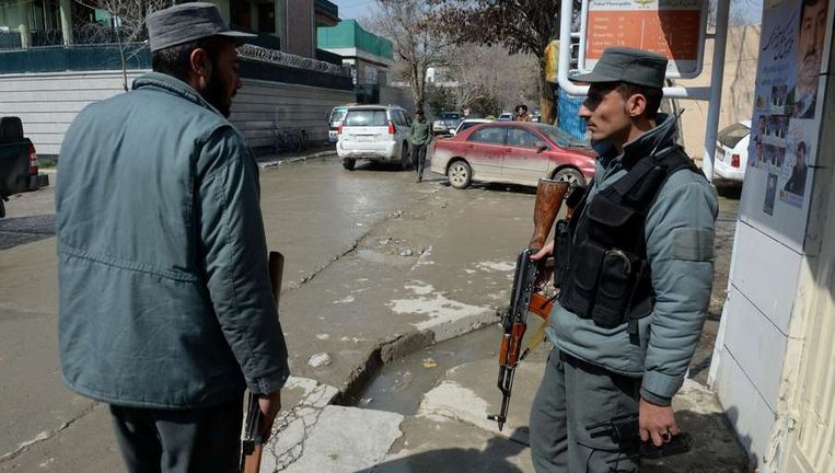Afghaanse politiemannen op de site van de aanslag. Beeld AFP