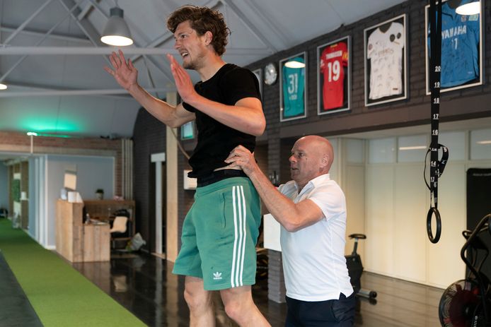 Voetballer Sam Lammers wordt onder handen genomen door fysiotherapeut Marco van der Steen.
