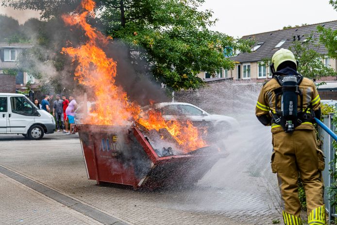De afvalcontainer stond omstreeks 15.10 uur in brand.
