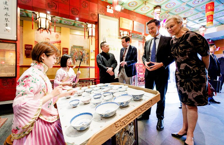 Minister Kaag bezoekt tijdens de handelsmissie met premier Rutte een traditionele theeceremonie in China.  Beeld ANP