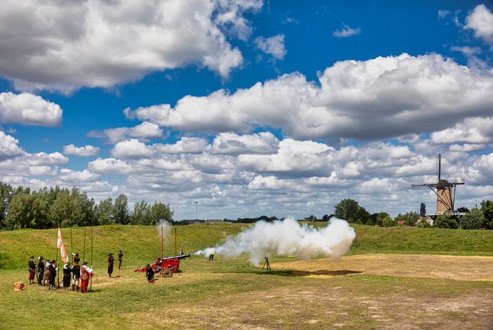 Toeristisch Traaie nam vandaag een historische film op, op de kleine schans in Terheijden met medewerking van de Bergsche Batterij. Daarbij werd er uiteraard ook met hun kanonnen geschoten.