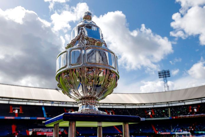 De KNVB-beker in stadion De Kuip.