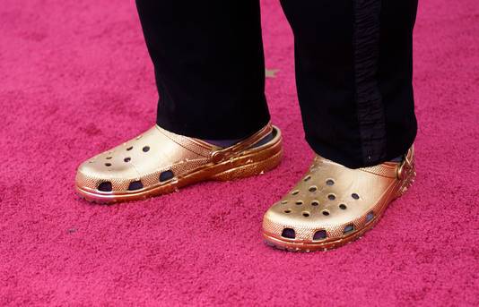 Oscars musical director Questlove verscheen dit jaar met gouden crocs bij de Oscaruitreiking in Los Angeles.