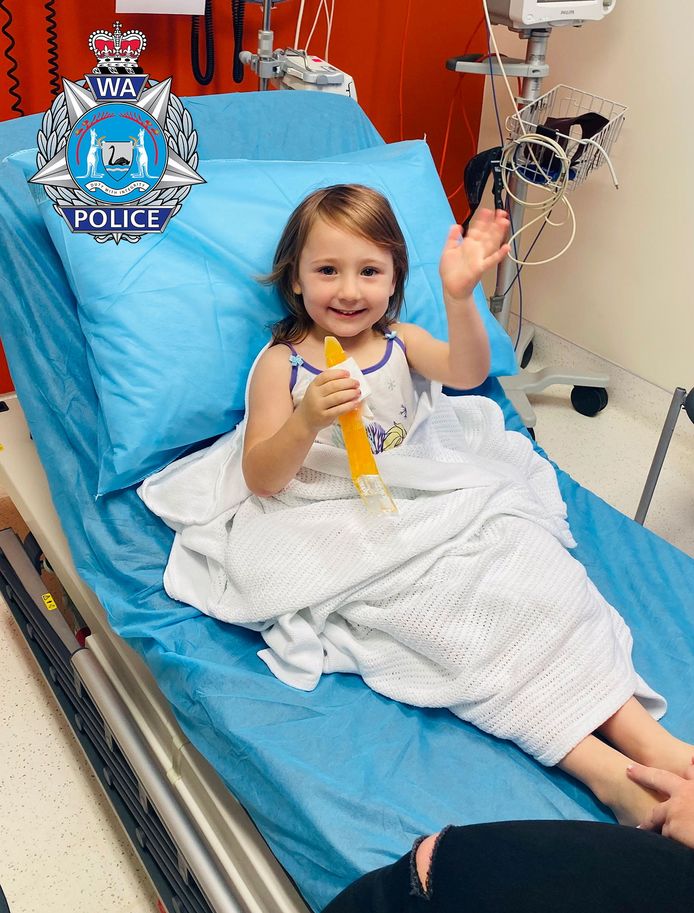 De Australische politie gaf een foto van Cleo vrij. Het meisje is te zien in een ziekenhuis, waar ze nadat ze door de politie gevonden werd, voor onderzoek naartoe werd gebracht. Het meisje zwaait met een grote glimlach vanuit een ziekenhuisbed.