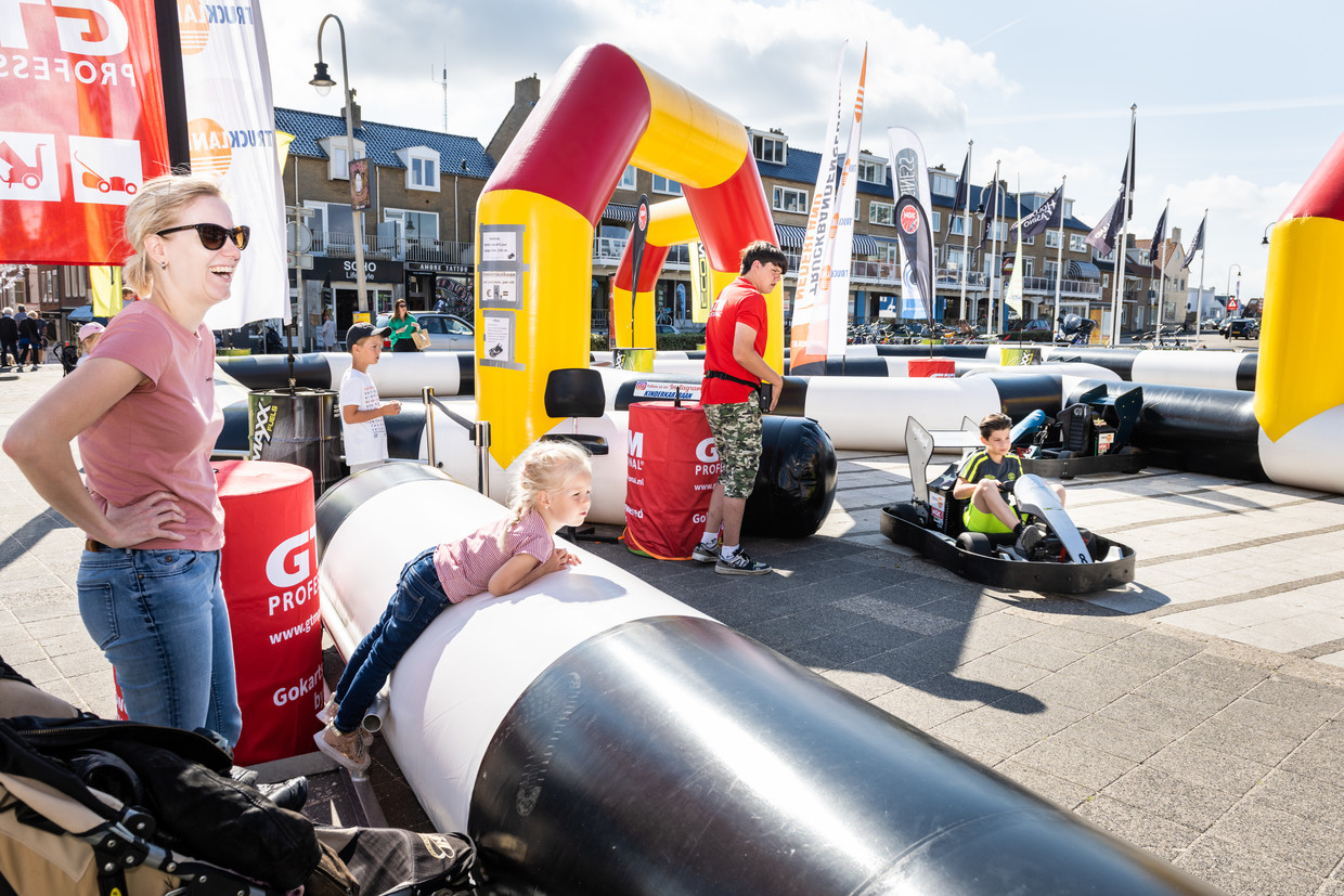 A Badhuisplein è stata allestita una pista per passeggini gonfiabili per bambini.  Statua di Simon Linskins