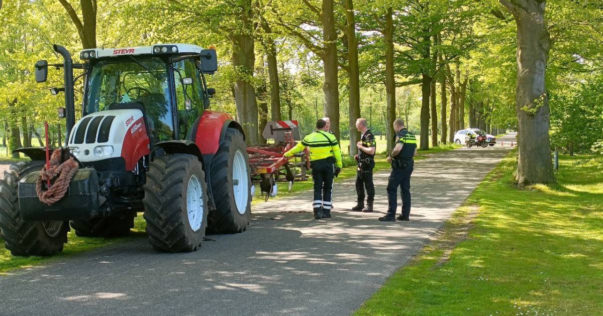 Fietser raakt ernstig gewond bij ongeval met trekker en ploeg: slachtoffer met spoed naar ziekenhuis.