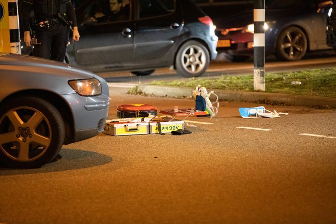 Fietser geschept door automobilist, die er daarna vandoor gaat.