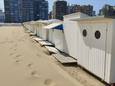 Door de aanhoudende wind en droogte 
is het zand onder en rond veel strandcabines aan het wegwaaien.