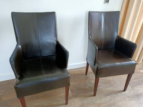 Vraag en aanbod: Bij Franz mogen stoelen worden afgehaald en Paula heeft kampeerspullen die weg mogen
