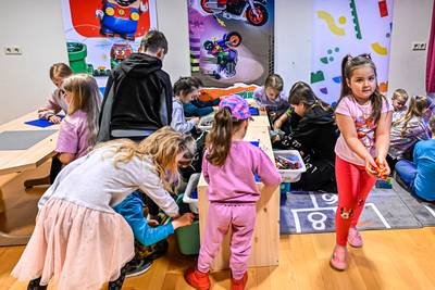 Dankzij leerlingen basisschool De Linde hebben Oekraïense kinderen een heuse Legokamer