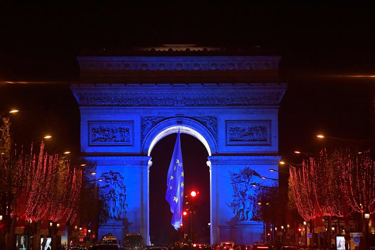 De Arc de Triomphe in Parijs op 1 januari, met blauwe verlichting en de Europese vlag ter gelegenheid van het EU-voorzitterschap. Beeld AFP