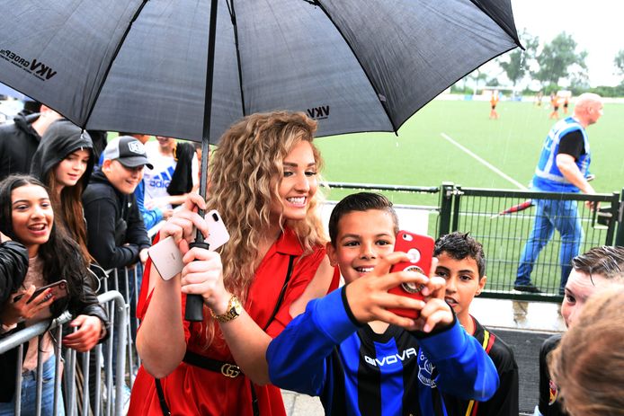 Culemborgse voetballers spelen tegen Youtubers op de foto een selfie scoren met Fabiola van Temptation Island.