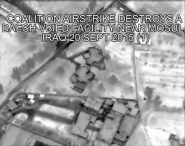 Een video onder de kop 'Coalition Airstrike Destroys Daesh VBIED Facility Near Mosul, Iraq 20 Sept 2015 ' laat zien dat het geen ongeluk was. Twee explosies kort na elkaar maken beide huizen en hun bewoners met de grond gelijk. Beeld 