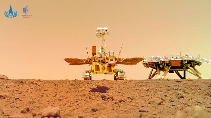 Zhurong Marsrover (links) en het landingsplatform (rechts).