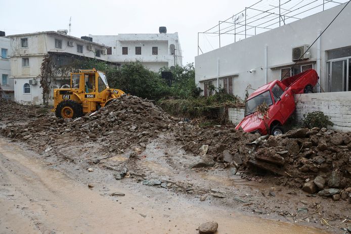 In Agia Pelagia wordt puin geruimd na de hevige overstromingen.